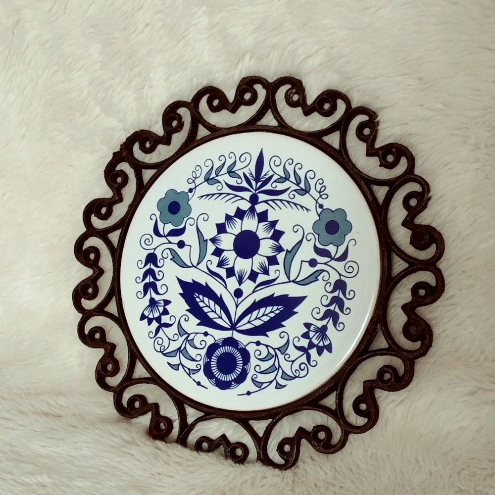 Vintage Trivet Kitchen. Metal. Pottery. Floral. Blue. EUC